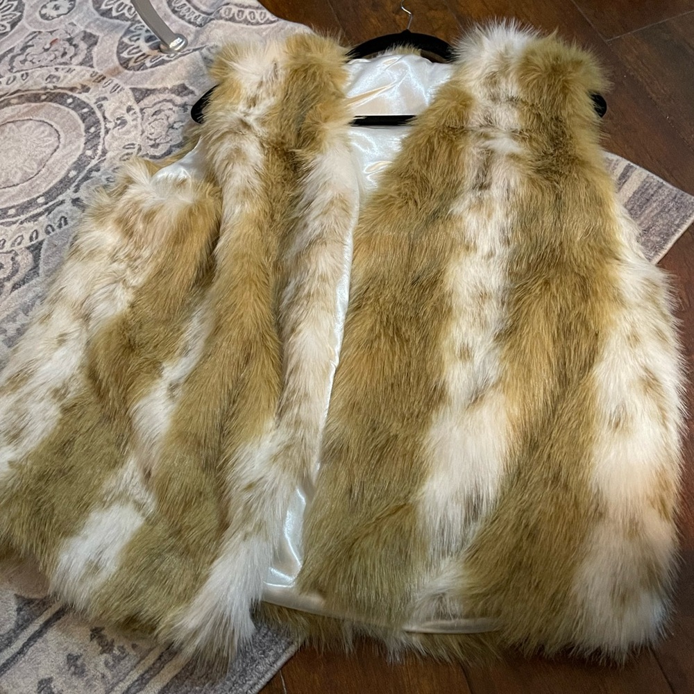 NWT Odiva faux fur vest in shades of brown and white,
